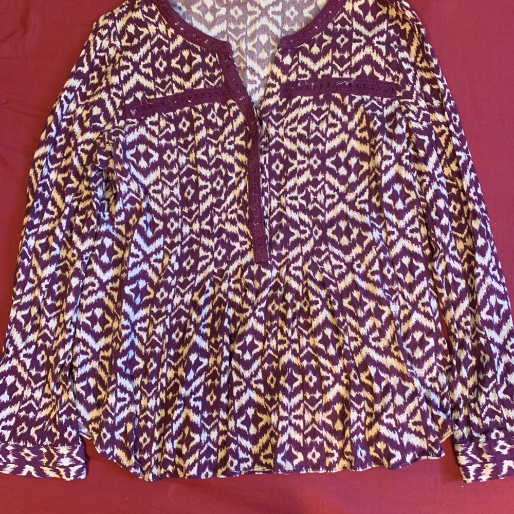 Woman’s v neck button up top